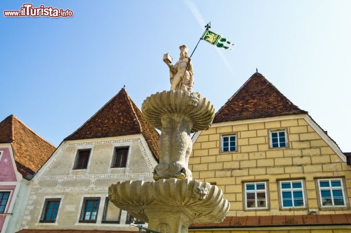 Immagine Fontana in centro a Steyr, una delle cittadine più antiche dell'Austria - © Lisa S. / Shutterstock.com