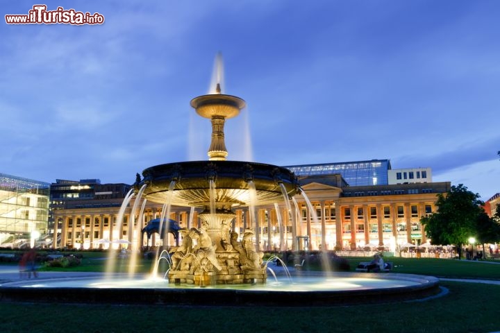 Immagine La piazza più importante di Stoccarda - nel land tedesco del Baden-Wurttemberg - è la Piazza del Castello (Schlossplatz), dominata dal Neue Schloss. In primo piano nell'immagine la bella fontana illuminata - © Jens Goepfert / Shutterstock.com