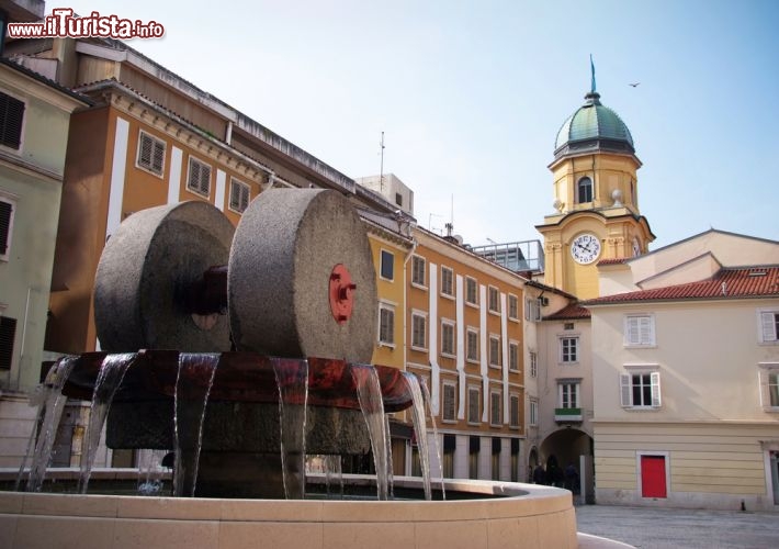 Immagine Una fontana di Rijeka, Croazia - Passeggiando per il centro storico di Fiume si può percorrere la strada pedonale di Korzo, uno dei più importanti quartieri della località croata. Qui sono ospitate alcune fontane dalle forme caratteristiche fra cui quella ritratta nell'immagine © viki2winf / Shutterstock.com