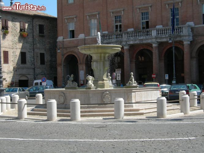 Immagine La fontana di Piazza Enrico Mattei in centro a Matelica - © Dr.Zero / Wikipedia