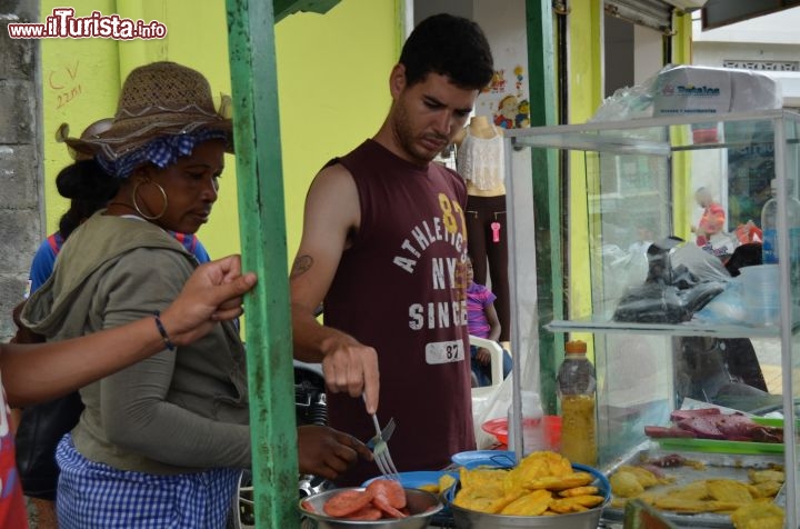 Immagine Platano e patate fritte oppure pollo fritto. Lo street food di Jarabacoa si concentra su queste scelte che esprimono la parte saliente dell'alimentazione tipica della Repubblica Dominicana.
