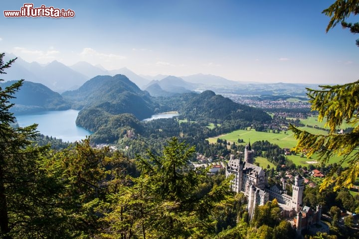 Immagine Forggensee, il lago di Fussen, il panorama del sud della Baviera, è da qui che iniza la Romantische Strasse, la strada romantica delle Alpi - © Kochneva Tetyana / Shutterstock.com