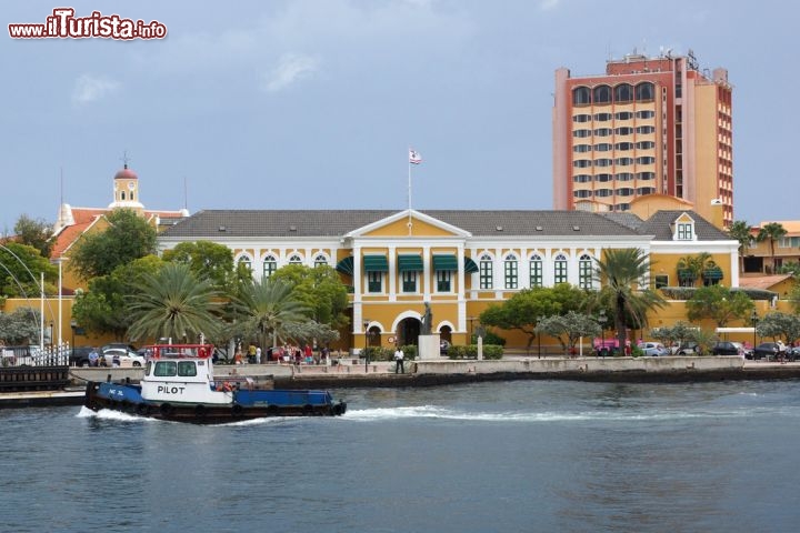 Immagine Fort Amsterdam, una delle attrazioni di Willemstad, la città di Curacao, Antille olandesi - © alfotokunst / Shutterstock.com