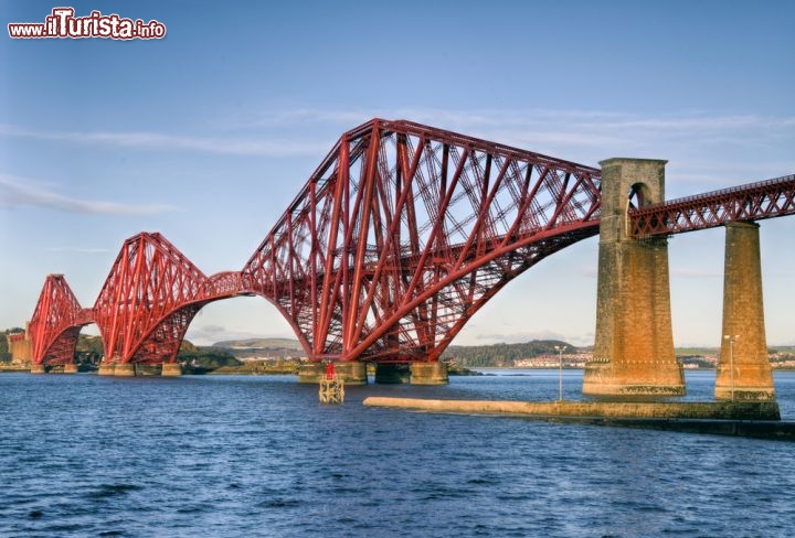 Immagine Fort Rail Bridge, il famoso ponte ferroviario della Scozia, che unisce la sponda di Edimburgo alla regione del Fife, attraversando il "fiordo" Firth of Forth  - © Ross Strachan / Shutterstock.com