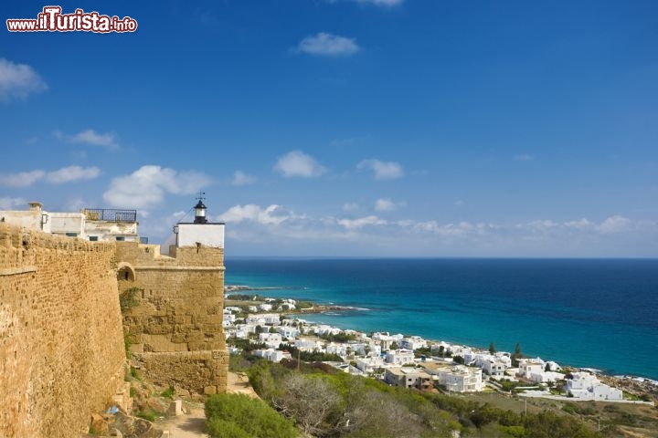 Immagine Il grande Forte Bizantino e la spiaggia  della città di Kelibia in Tunisia - © WitR / Shutterstock.com