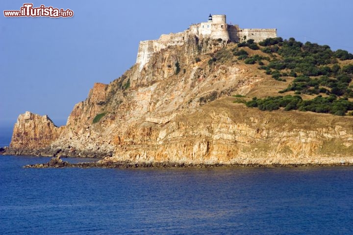 Immagine Il grande ed austero forte Genovese di Tabarka, domina questo tratto della costa del Corallo in Tunisia. Ci troviamo nel nord del paese, sulla costa settentrionale che s'affaccia verso la Sardegna  - © LouLouPhotos / Shutterstock.com