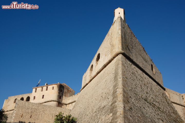 Immagine Forte di Antibes, Francia - Il sito dove oggi sorge il forte un tempo era probabilmente un luogo di culto precristiano che poi divenne una necropoli sovrastata da un tempio al dio Mercurio. Trasformato in epoca medievale in cappella dedicata a San Michele e poi a San Lorenzo, dopo le invasioni della Provenza da parte delle truppe imperiali di Carlo V° nel Cinquecento, ad Antibes si rese necessaria la costruzione di difese costiere adeguate tant'è che nel 1550 Enrico II° dispose l'edificazione di una torre nel luogo della cappella di San Lorenzo. Fra il 1565 e il 1578 la torre fù potenziata con quattro bastioni orientati sui punti cardinali che presero il nome dei luoghi verso i quali puntavano. Fort Carré esercitò una funzione attiva fino al 1815 mentre iniziò a perdere la sua importanza dal 1860 quando l'annessione di Nizza e della Savoia alla Francia fece arretrare la frontiera con l'Italia © Manfred Steinbach / Shutterstock.com