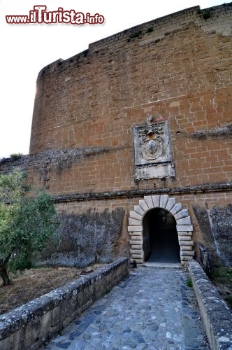 Immagine la grande Fortezza degli Orsini: sopra l'arco d'ingressovisibile lo stemma araldico, con i leoni degli Aldobrandeschi, e gli orsi della Famiglia Orsini
