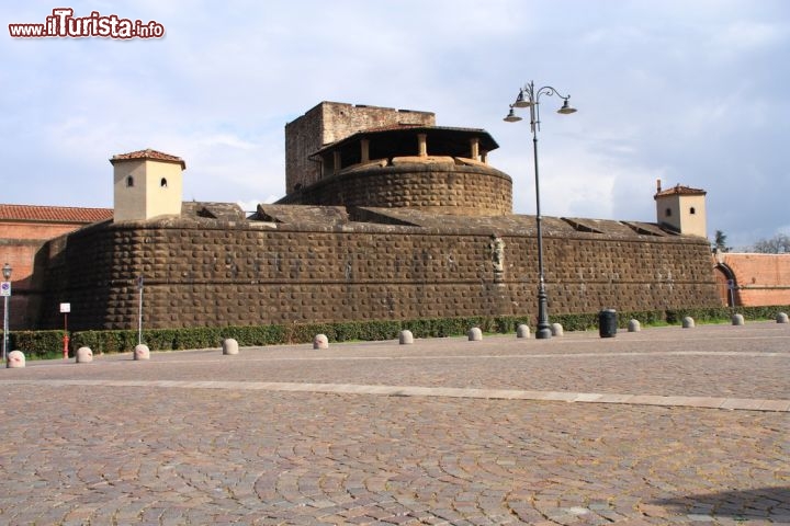 Immagine Fortezza da Basso (Fortezza di San Giovanni Battista) a Firenze. Oggi è un luogo dedicato ad eventi ed esposizioni a Firenze Fiera. Sotto i Medici il forte venne retto nel 1537, con il nome di Castello Alessandria. Ha una forma a pentagono - © Tomasz Bidermann / Shutterstock.com