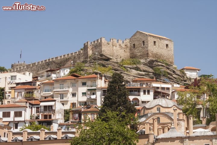 Immagine Panorama di Kavala, Grecia  - Nel centro storico di questa bella località macedone, occupata dai Turchi dal 1380 al 1913, si respira un'atmosfera orientale. Disposta ad anfiteatro in fondo ad un'ampia e luminosa baia, l'antico cuore di Kavala è aggrappato ad un promontorio roccioso dominato da una cittadella © Gergana Encheva / Shutterstock.com