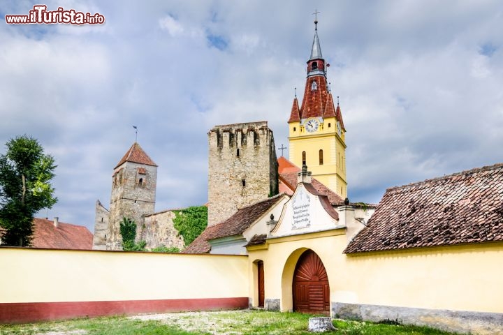 Immagine Fortezza di Rupea, Brasov - Punto di riferimento delle antiche origini sassoni di Brasov, la fortezza di Rupea sorge su una rocca di basalto a 30 km dalla città in direzione di Sighisoara. Edificata sulle rovine di una precedente costruzione difensiva, fu poi modificata e interessata da migliorie e rimaneggiamenti nel corso dei secoli. La scelta di questo luogo è facilmente intuibile vista la posizione elevata sulle colline di Cohalm che offre un'ottima prospettiva sull'altopiano di Tarnava trasformando l'intera zona in una eccellente posizione strategica © David Ionut / Shutterstock.com