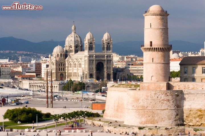 Immagine Fortezza medievale e Cattedrale di Marsiglia. Siamo in Provenza nel sud della Francia - © Pierre-Yves Babelon / Shutterstock.com