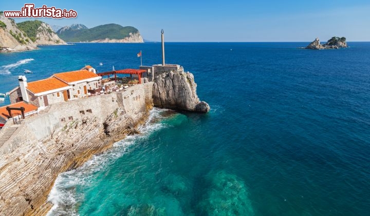 Immagine Fortezza veneziana a Petrovac, sulle coste del Montenegro, mar Adriatico  - © Eugene Sergeev / Shutterstock.com