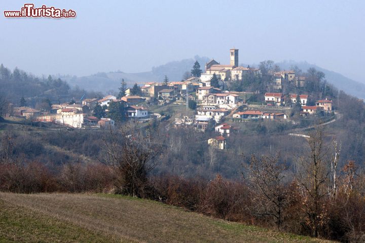 Immagine Fortunago, in provincia di Pavia, è uno dei borghi della Lombardia: ci troviamo sui rilievi appenninici dell'Oltrepò Pavese