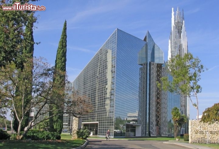 Immagine Cattedrale di Cristallo con campanile a Garden Grove, California. Il campanile costruito nel 1990 s'innalza per 240 metri ed è realizzato in acciaio rivestito da prismi in acciaio arrugginito.