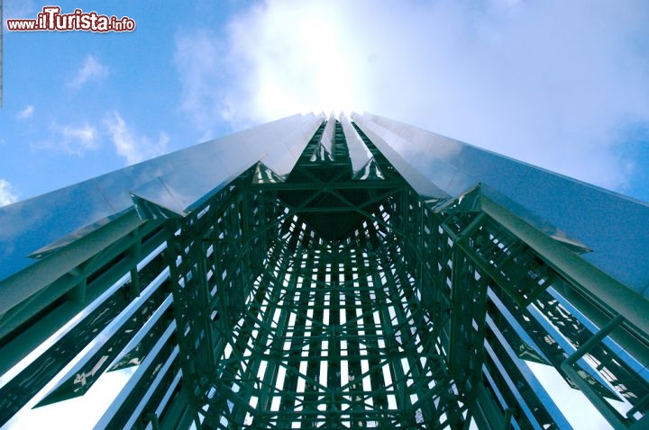 Immagine Veduta del campanile della Cattedrale di Cristallo a Garden Grove, California. Questa chiesa cristiana sorge a Garden Grove, nella contea di Orange, è rivestita completamente in stoffa e vetro.