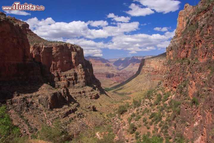Immagine Foto dall Bright Angel Trail, il sentiero che scende nel Grand Canyon dell'Arizona, fino al fiume Colorado - © Radoslaw Lecyk / Shutterstock.com