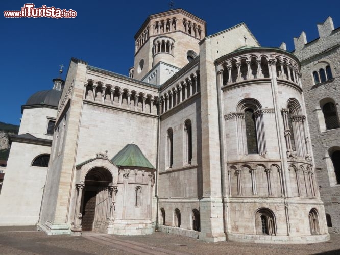 Immagine Cattedrale di San Vigilio, Trento -  E' dedicato a San Vigilio, missionario e terzo vescovo di Trento, il principale luogo di culto del capoluogo trentino. Iniziato a costruire nel 1212, e terminato oltre 100 anni più tardi nel 1321, l'edificio si presenta  in stile romanico. Edificato sui resti di un antico tempio, ha tre navate e due campanili di cui solo uno però venne ultimato, caratteristica questa che conferisce alla facciata della cattedrale un aspetto piuttosto asimmetrico. Tra il 1545 e il 1563 ospitò il Concilio di Trento © Route66 / Shutterstock.com