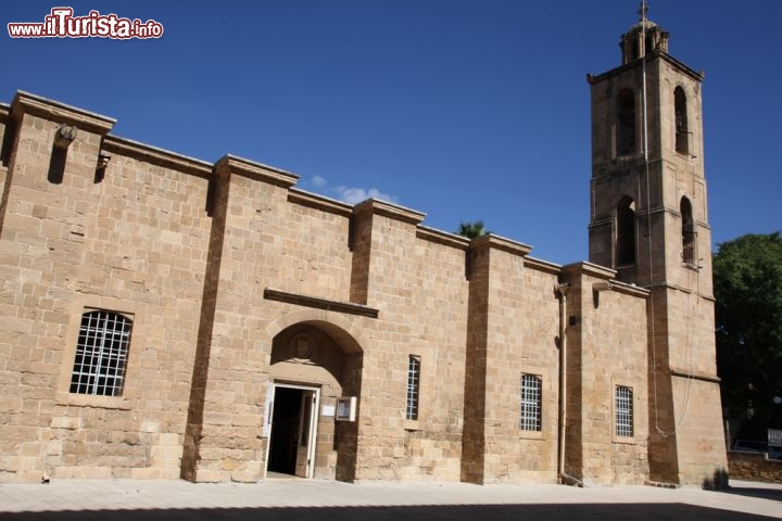 Immagine Foto di una chiesa, dentro il centro storico di Nicosia a Cipro - © Yiannis Kourtoglou / Shutterstock.com