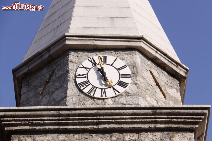Immagine La chiesa di San Giacomo a Opatija (Croazia) è corredata da un bel campanile con orologio - © Christian Colista / Shutterstock.com