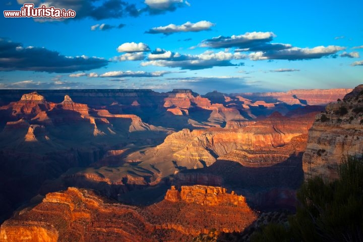 Immagine Foto al Tramonto del Grand Canyon creato dal fiume Colorado negli USA: siamo a Hopi Point, il punto panoramico sul versante meridionale del Grand Canyon (South Rim) che si trova in  Arizona - © John Glade / Shutterstock.com