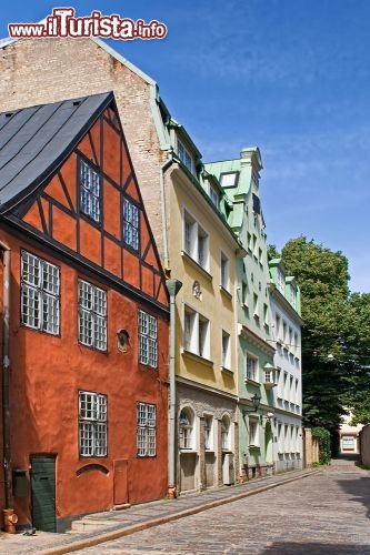 Immagine Foto di una vecchia casa in centro a Riga la capitale della Lettonia. Proprio per la sua storia e la bellezza dei suoi edifici, la "Riga Vecchia" è stata inserita tra i patrimoni dell'umanità dell'UNESCO - © Tanee / Shutterstock.com