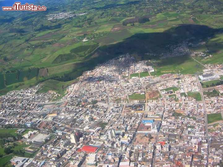 Immagine La città di Ipiales vista dall'alto. La sola Ipiales conta circa centomila abitanti, ma nell'intero conglomerato urbano si calcola che ne vivano almeno 160.000.