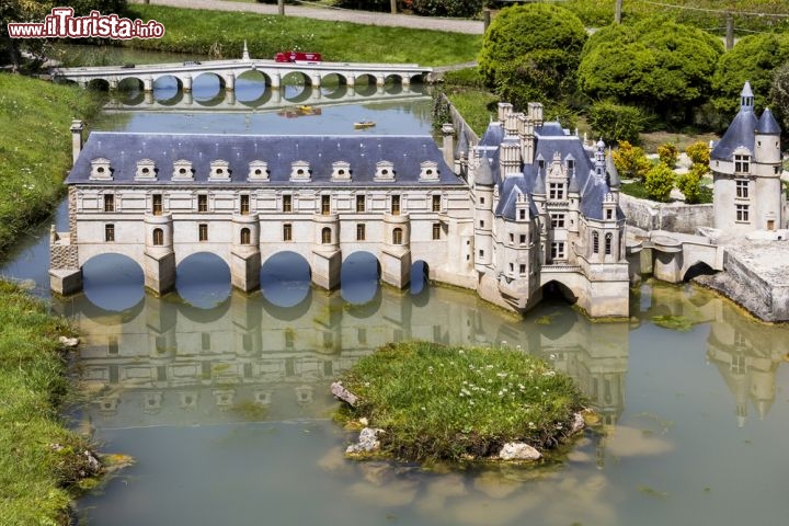 Immagine Un modellino a piccola scala del complesso architettonico del Castello di Chenonceau, consente di avere una vista complessiva del castello. L'edificio venne costruito in epoca rinascimentale lungo il fiume Cher, un affluente di sinistra del fiume Loira, in Francia. Il ponte che vediamo sullo sfondo è una ricostruzione di quello che fu voluto da Diana di Poitiers - © Kiev.Victor / Shutterstock.com