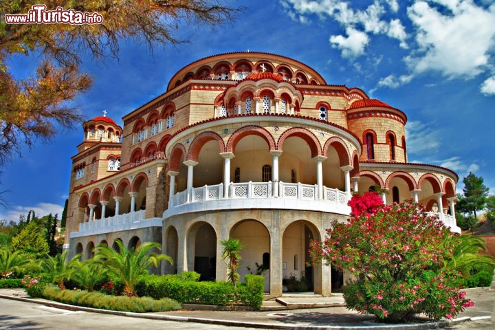 Immagine Una foto della bella chiesa di San (Agios) Nectarios a Aegina (Egina) in Grecia - © leoks / Shutterstock.com