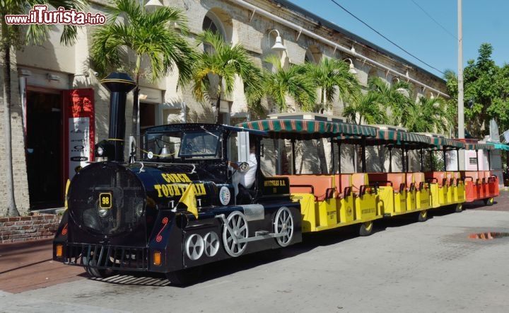 Immagine Key West Conch Tour Train, Florida - In funzione dal 1958, il Conch Tour Train di Key West è una delle più importanti attrazioni turistiche di tutta la Florida. Lo staff di questa attrattiva ha accompagnato nel corso degli anni oltre 15 milioni di turisti alla scoperta dei luoghi più interessanti e curiosi della città grazie anche alla fama di cui gode questo angolo di Florida legata a personaggi del calibro di Ernst Hemingway. Il tour a bordo del treno, della durata di circa 1 ora e mezza, inizia in Front Street Depot per raggiungere Mallory Square © Chuck Wagner / Shutterstock.com