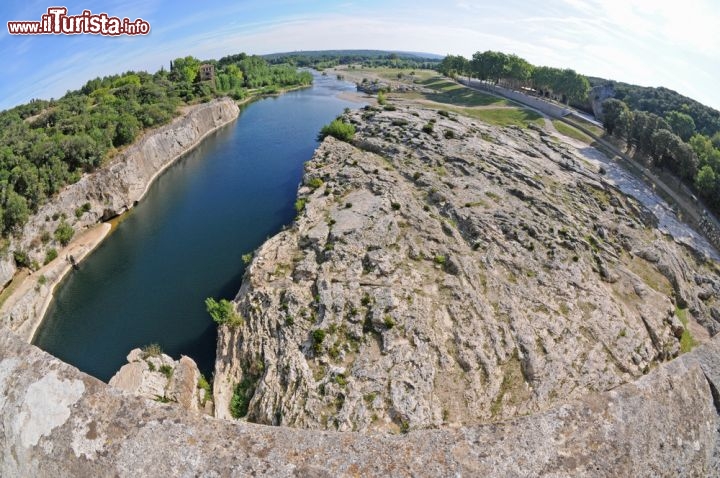 Immagine Foto del Panorama come si può ammirare dalla cima del Pont du Gard in Francia. in basso a sinestra le acque tranquille del fiume Gardon - © Fotokon / Shutterstock.com
