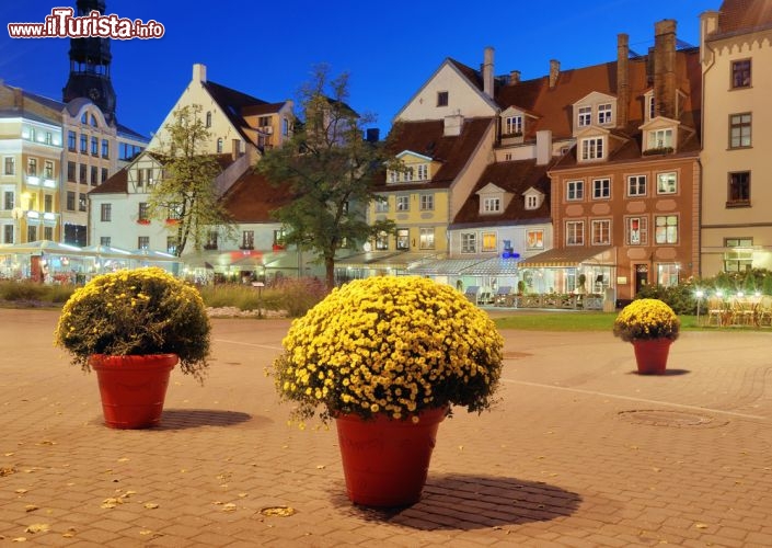 Immagine Foto della bella Piazza Livu che si trova in centro a Riga, in Lettonia - © Nikonaft / Shutterstock.com