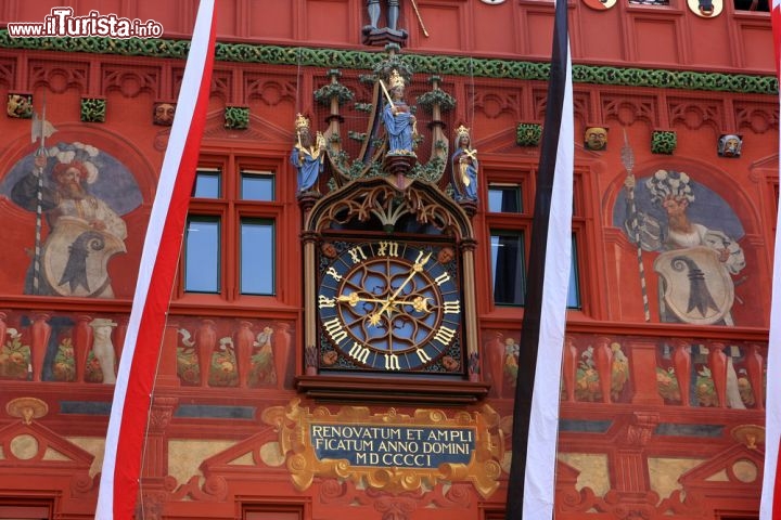Immagine Dettaglio del Municipio di Basilea, Svizzera - Il Rathaus Basler è un grande edificio ospitato nella piazza del mercato conosciuto ovunque per la sua facciata in mattoni rossi su cui sono decorati gli stemmi delle antiche corporazioni cittadine. Impreziosita da affreschi in stile rinascimentale, questa struttura che si presenta in stile tardo gotico fu edificata tra il 1508 e il 1514 e affiancata successivamente da una torre con guglie dorate © Eve81 / shutterstock.com