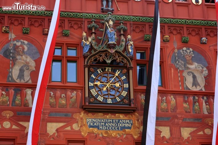 Immagine Dettaglio del Municipio di Basilea, Svizzera - Il Rathaus Basler è un grande edificio ospitato nella piazza del mercato conosciuto ovunque per la sua facciata in mattoni rossi su cui sono decorati gli stemmi delle antiche corporazioni cittadine. Impreziosita da affreschi in stile rinascimentale, questa struttura che si presenta in stile tardo gotico fu edificata tra il 1508 e il 1514 e affiancata successivamente da una torre con guglie dorate © Eve81 / shutterstock.com