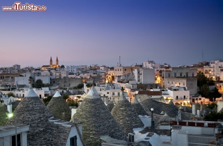 Immagine Foto di Alberobello al tramonto trulli Puglia - © uhueye / Shutterstock.com