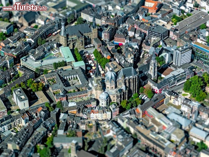 Immagine Foto di Aquisgrana: vista aerea del centro di Aachen in Germania, con al centro la Cattedrale e la Cappella Palatina, voluta da Carlo Magno - © Alexander Kirch / Shutterstock.com