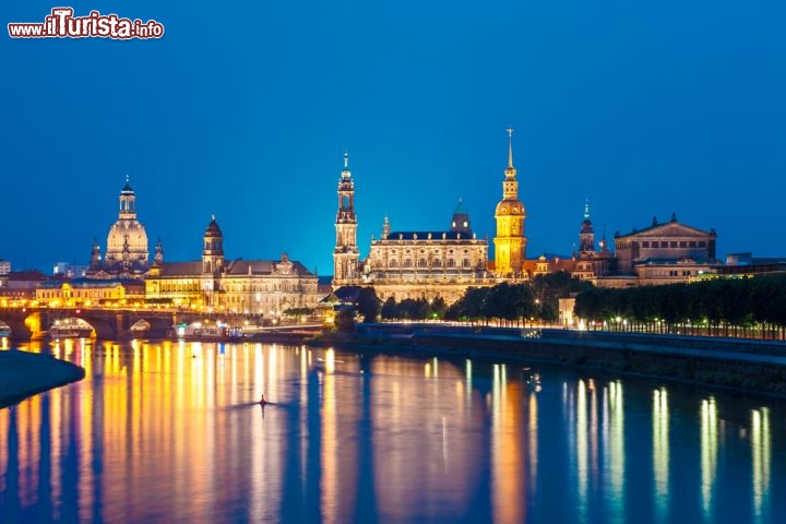 Immagine Fotografia notturna di Dresda: la skyline si riflette sul fiume Elba. I paesaggi cittadini della capitale della Sassonia erano stati classificati come Patrimoni UNESCO, ma la costruzione di un ponte moderno aveva fatto decadere il patrocinio   - © EUROPHOTOS / Shutterstock.com