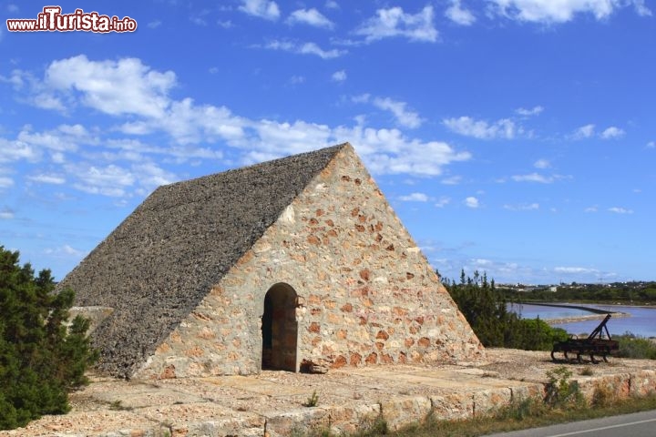 Immagine La Riserva di Ses Salines nella parte settentrionale di Formentera, Baleari, Spagna. In passato l'estrazione di sale era una delle attività più diffuse sull'isola, insieme alla pesca: i vecchi pescatori svuotavano le reti e conservavano il bottino fresco proprio con il sale dell'isola - © holbox / Shutterstock.com