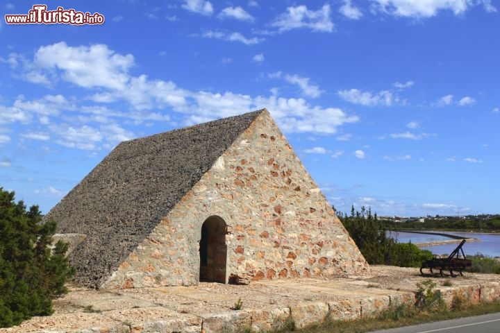 Immagine La Riserva di Ses Salines nella parte settentrionale di Formentera, Baleari, Spagna. In passato l'estrazione di sale era una delle attività più diffuse sull'isola, insieme alla pesca: i vecchi pescatori svuotavano le reti e conservavano il bottino fresco proprio con il sale dell'isola - © holbox / Shutterstock.com