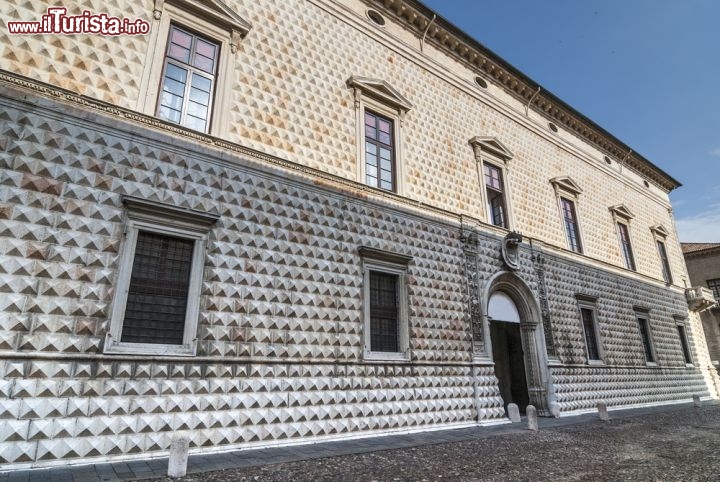 Immagine La facciata del Palazzo dei Diamanti, il capolavoro del Rinascimento di Ferrara. A dare il nome al palazzo è proprio il bugnato esterno: 8.500 blocchi di marmo bianco e rosato, con punte orientate in direzioni diverse per catturare al meglio la luce e creare eleganti effetti prospettici - © Claudio Giovanni Colombo / Shutterstock.com