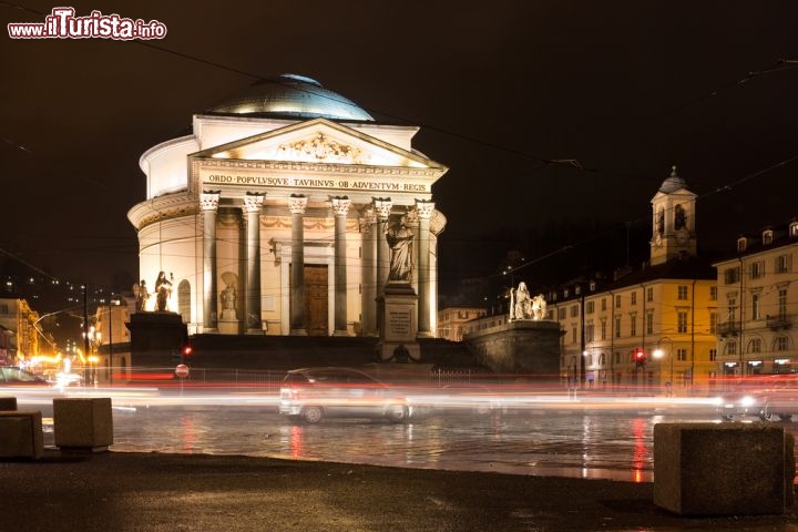 Immagine Torino by night: la chiesa della Gran Madre di Dio è ancora più bella con il cielo buio sullo sfondo, completamente illuminata all'esterno. Fiera sul suo piedistallo, più alta della piazza in cui sorge, mostra anche di notte l'eleganza del suo colonnato e del frontone ricco di bassorilievi - © Andre Goncalves / Shutterstock.com