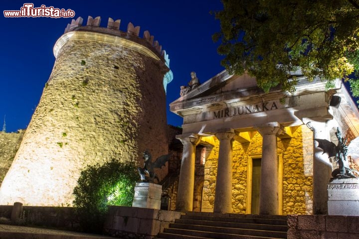 Immagine Foto notturna del Castello di Tersatto a Rijeka, Croazia - Non si può dire di conoscere veramente la città di Fiume senza aver visitato il Castello di Tersatto del XIII secolo costruito sulle antiche fortificazioni di origine romana. In questa immagine, l'imponente edificio storico fotografato la sera © Odor Zsolt / Shutterstock.com