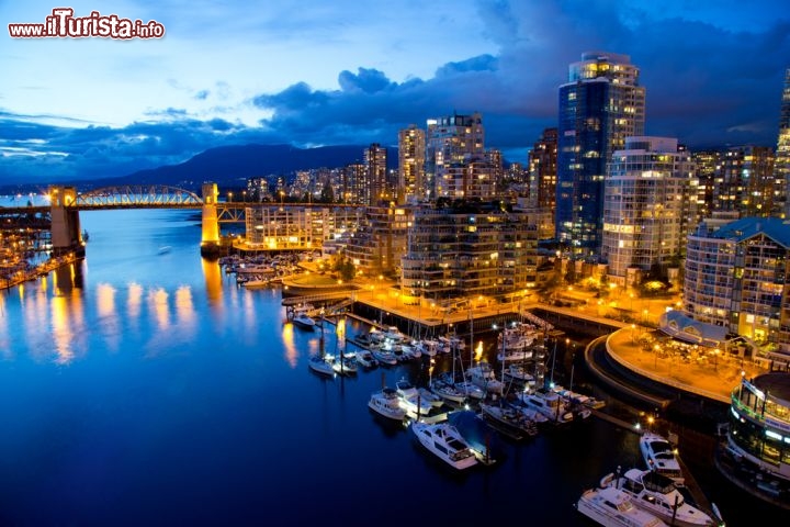 Immagine Il cuore di Vancouver by night, con il porto, il Granville Street Bridge e i grattacieli illuminati  - © abesan / Shutterstock.com