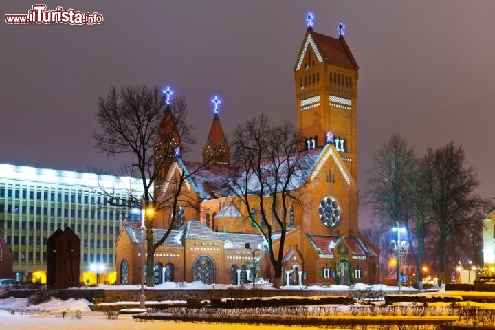 Immagine Minsk, Bielorussia: la chiesa cattolica dei Santi Simone e Elena, in Piazza dell'Indipendenza, in versione notturna è ancora più bella, anche se si nota meno il rosso brillante dei suoi mattoni. Nota anche come "Chiesa Rossa", fu costruita all'inizio del Novecento da un nobile polacco in memoria dei suoi due figli defunti - © Oleksiy Mark / Shutterstock.com