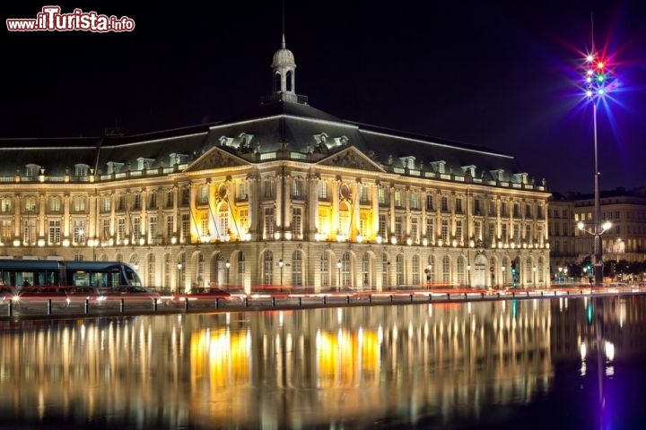 Immagine Foto notturna della piazza della Borsa a Bordeaux Francia - © Stephane Bidouze / Shutterstock.com