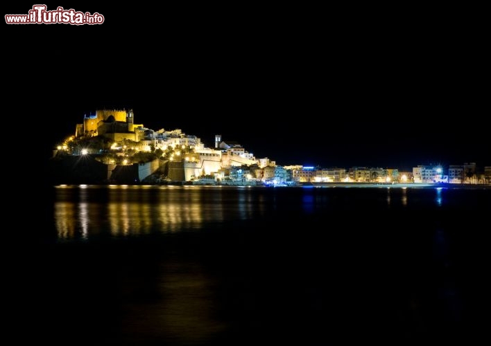 Immagine Foto notturna penisola di Peniscola Spagna con Castello di Papa Luna - © Alexander Tihonov / Shutterstock.com
