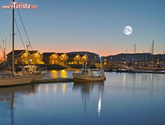 Immagine Foto notturna del porto di Bodo in Norvegia, durante una notte di Luna Piena - © Dhoxax / Shutterstock.com