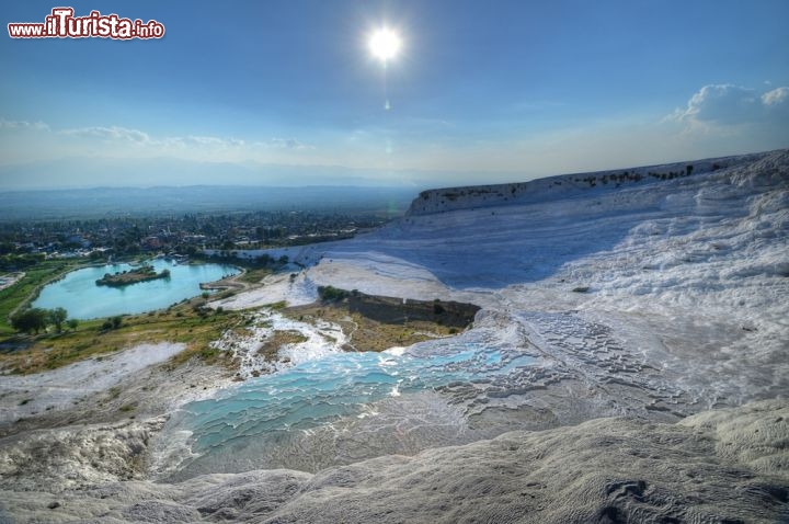 Immagine Una foto quasi surreale del paesaggio magico di Pamukkale in Turchia - © Mati Nitibhon / Shutterstock.com