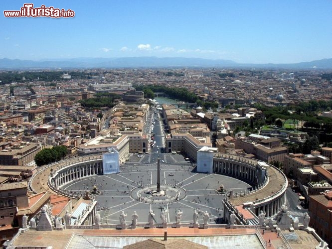 Immagine Un bel panorama di Roma in una giornata di sole, fotografato dalla cupola di San Pietro. La cupola progettata da Michelangelo è alta più di 133 metri e sono ben 537 i gradini da scalare per accedere alla lanterna. Ai piedi della basilica si vede Piazza San Pietro, realizzata tra il 1656 e il 1667 sul progetto di Gian Lorenzo Bernini.