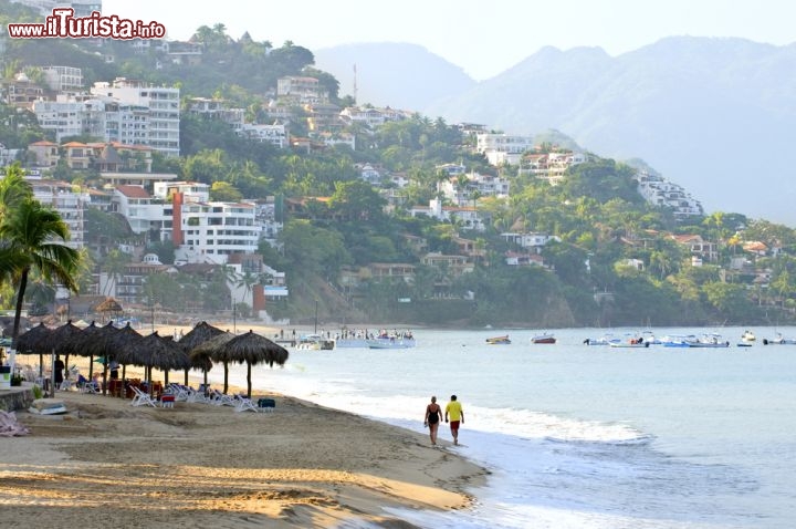 Immagine Spiaggia di Puerto Vallarta al mattino: il litorale dello Stato di Jalisco presenta un numero quasi infinito di spiagge che si susseguono per chilometri. Nella sola Puerto Vallarta e nelle immediate vicinanze se ne contano a decine, una più bella dell'altra - © Elena Elisseeva / Shutterstock.com